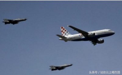 ​何时轮到我们？克罗地亚万人空巷，出动战机迎接英雄，颇为壮观