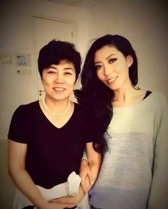 ​巨贪张明杰：敛财3.5亿,566名下岗职工被逼上绝路,女儿是知名歌手