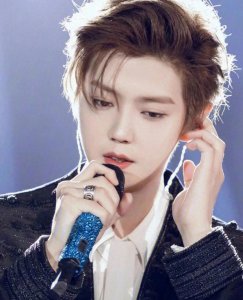 ​鹿晗素颜自拍，真实而迷人。