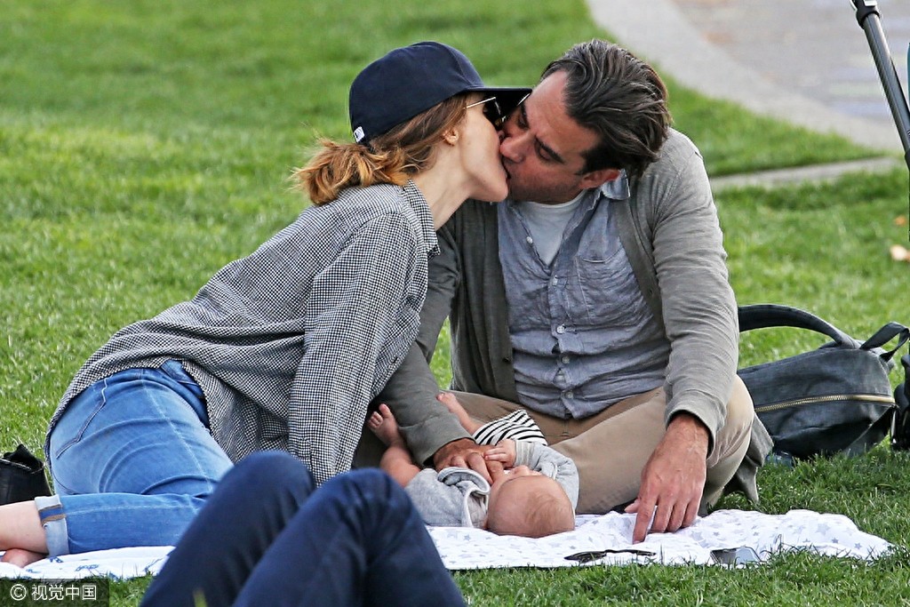 求小宝宝心理阴影面积！萝丝拜恩与老公玩亲亲旁若无人