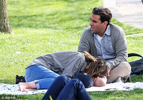 求小宝宝心理阴影面积！萝丝拜恩与老公玩亲亲旁若无人