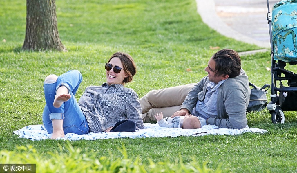 求小宝宝心理阴影面积！萝丝拜恩与老公玩亲亲旁若无人