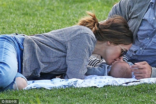 求小宝宝心理阴影面积！萝丝拜恩与老公玩亲亲旁若无人