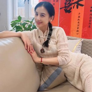 ​黄圣依晒俩儿子近照，小儿子依偎怀里很可爱，大儿子已是敦实少年