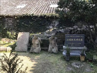 ​2005年，汪精卫儿子回国祭拜，看到父母的跪像后，含泪说了9个字