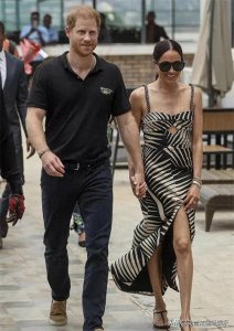 ​梅根马克尔尼日利亚之行造型百变，斑马裙配凉鞋，展现时尚新风范