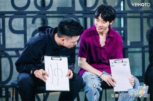 rapper福克斯多图，台上痞帅，台下也有腼腆一面