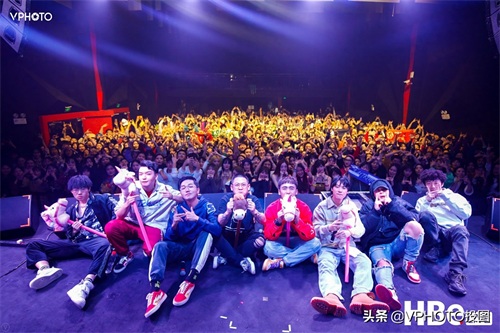 rapper福克斯多图，台上痞帅，台下也有腼腆一面