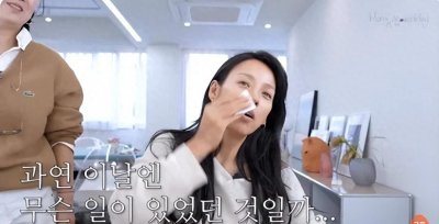 ​李孝利承认整容，并提到了副作用，和自然容颜之间总是有冲突