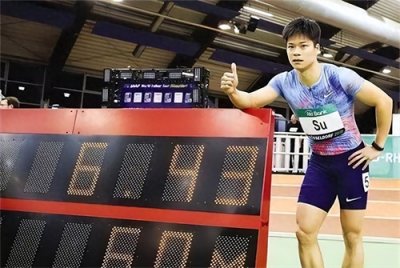 ​飞人苏炳添近况：为妻子庆生拍2人合体照，32岁娇妻靓丽如大学生