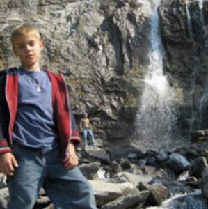 ​贾斯汀·比伯晒夫妻甜蜜照，单手搂妻细腰霸总上线，不忘安慰侃爷