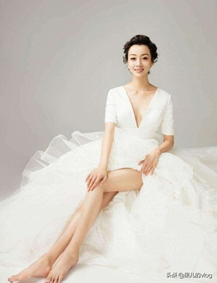 徐梵溪原名徐翠翠1984年10月16日出生于吉林省吉林市,气质美女