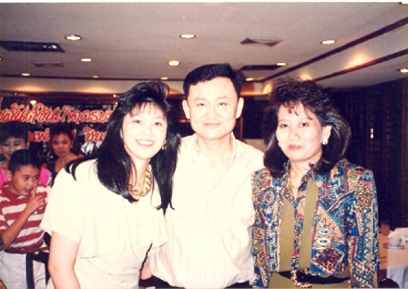 曝光泰国前总理英拉学生时期的美照：男同学排队送花，享校花待遇