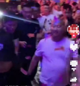 ​网红giao哥酒吧商演被群殴！寡不敌众抱头离场 本人发文回应