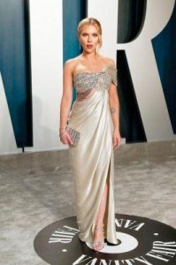 ​斯嘉丽梯震门内幕：电梯照片泄露背后的黑客阴谋