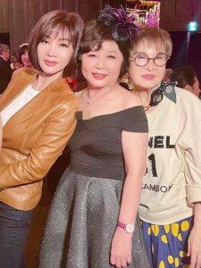 ​林心如妈妈70岁大寿，霍建华开心微笑，林心如小腹隆起疑似发福