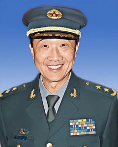 ​他25岁保送清华，47岁晋升少将，58岁晋升中将，父亲是开国元帅