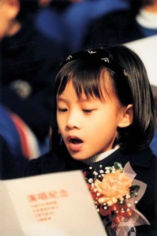 她9岁唱《七子之歌》红遍大江南北，被誉澳门小公主，如今无人知