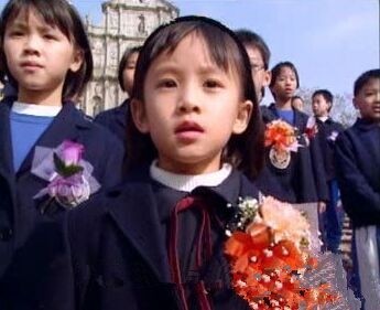 她9岁唱《七子之歌》红遍大江南北，被誉澳门小公主，如今无人知