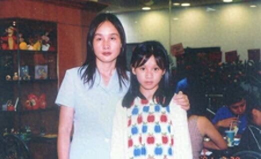 她9岁唱《七子之歌》红遍大江南北，被誉澳门小公主，如今无人知