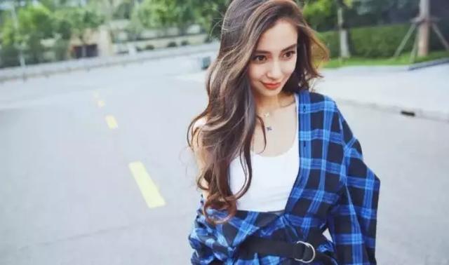 景甜穿粉红真丝连衣裙（明星景甜她的眉毛不对称）(6)