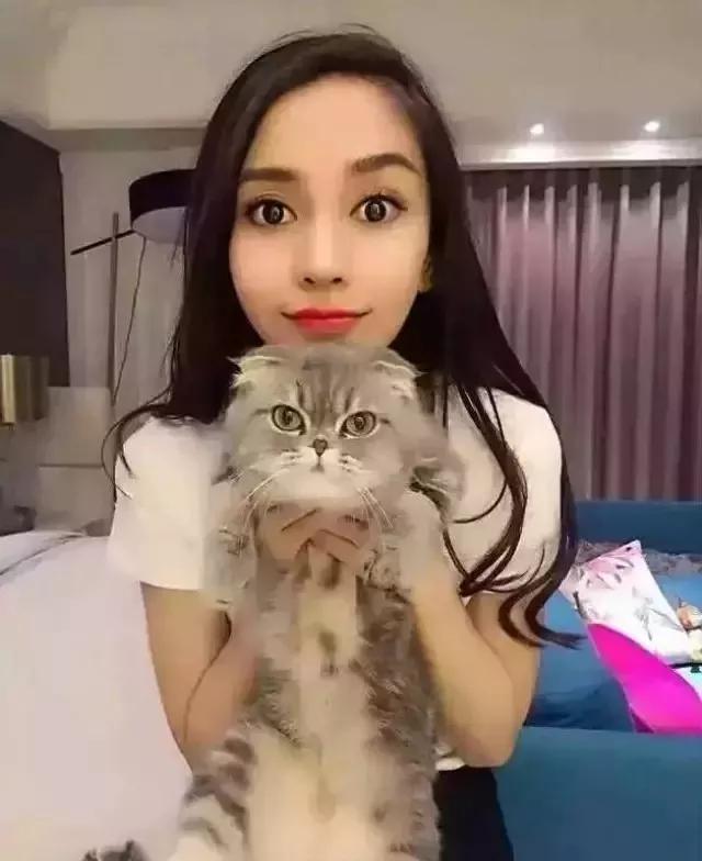 景甜穿粉红真丝连衣裙（明星景甜她的眉毛不对称）(10)