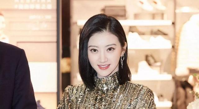 景甜穿粉红真丝连衣裙（明星景甜她的眉毛不对称）(2)