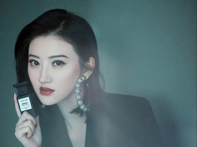 景甜穿粉红真丝连衣裙（明星景甜她的眉毛不对称）(3)