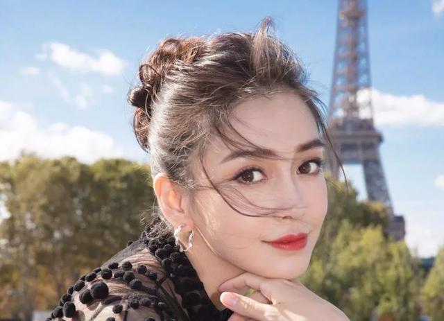 景甜穿粉红真丝连衣裙（明星景甜她的眉毛不对称）(13)