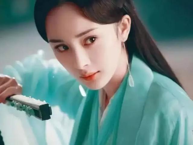 景甜穿粉红真丝连衣裙（明星景甜她的眉毛不对称）(5)