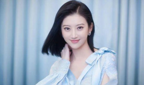 景甜穿粉红真丝连衣裙（明星景甜她的眉毛不对称）(4)