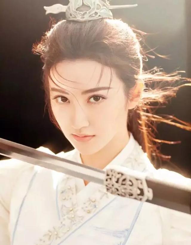 景甜穿粉红真丝连衣裙（明星景甜她的眉毛不对称）(1)