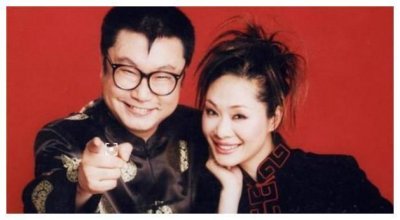 ​著名歌手尹相杰近况曝光，瘦到认不出，紧随于文华像跟班