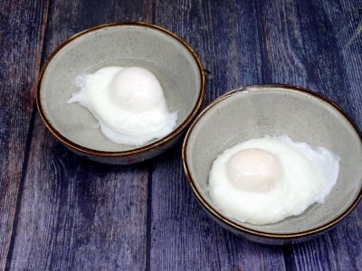 ​煮荷包蛋时，切忌直接下锅，教你小窍门，个个圆润不粘锅、不散花