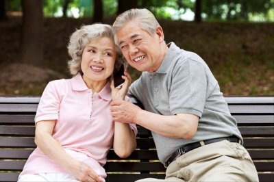 ​70多岁可以染头发吗（女人60岁后染发会显老吗）