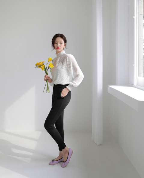 白色雪纺衫怎么搭配图片里面穿什么 清新甜美不失时尚感