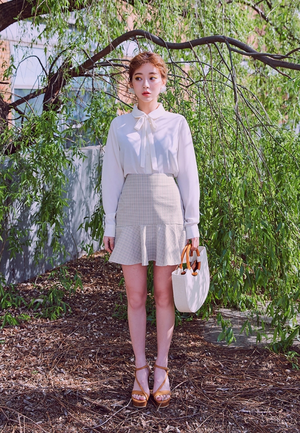 白色雪纺衫怎么搭配图片里面穿什么 清新甜美不失时尚感