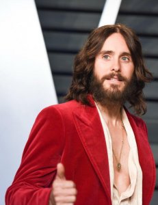 ​他是自杀小队英俊潇洒的小丑，如今因造型被网友吐槽成耶稣了