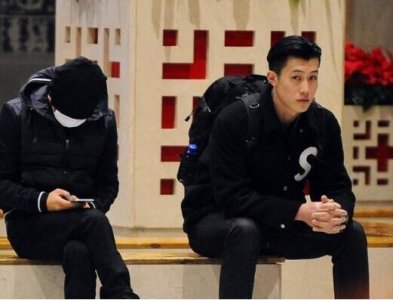 ​王宝强喜获贴心保镖，一个细节遭网友调侃：弯啦？