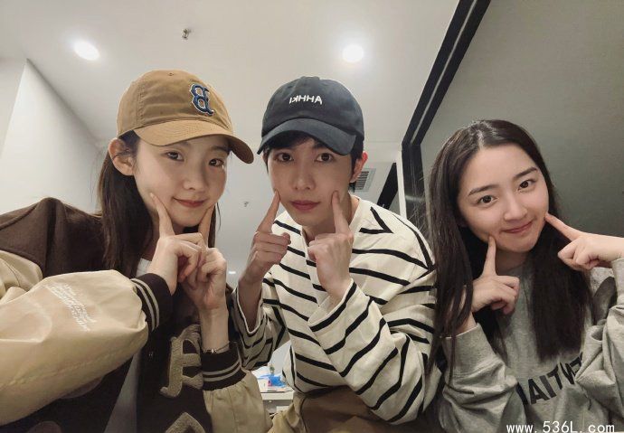 张艺凡有男朋友吗？ 三公主六宫格合照那三位