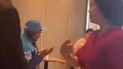 ​星巴克事件引发争议：女顾客要求赶走外卖员，店员受到赞扬