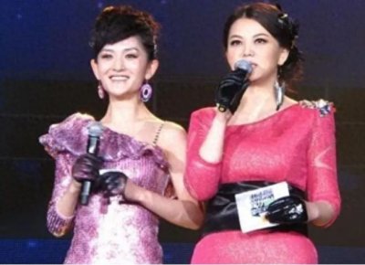 ​湖南台初代当家主持仇晓，曾主持多档节目，如今淡入荧屏回归家庭