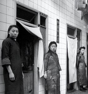 ​一组民国时期的青楼女子老照片：漂亮时尚，还分三六九等