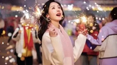 ​陈都灵夜晚随拍引发热议：仙女棒背后的秘密？