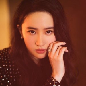 ​32岁刘亦菲入选“好莱坞新星”，超高颜值不惧死亡镜头怼脸