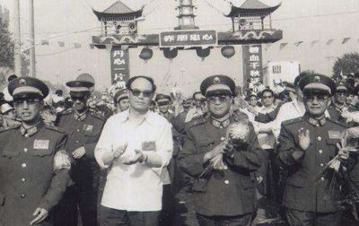 ​他担任了6年南京军区司令员，58岁授中将，64岁晋升上将