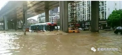 ​深圳火车站灾情严重！进出站瞬间被淹 公交完全瘫痪 乘客陷入困境！