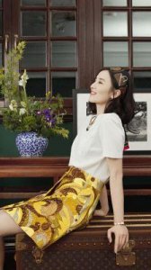 ​宋佳与王伟低调结婚：一段姐弟恋的背后故事